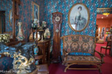 <center>Maxim's. </center> Sofa inspiré de Gaudi, faïence brillante de la riviera, desserte en marqueterie précieuse de Majorelle, tout est fait pour séduire.