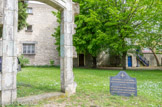 <center>Cimetière de Picpus.</center> La guillotine est installée « place du Trône renversé » (place de l'Île-de-la-Réunion) du 14 juin jusqu'au 27 juillet 1794. Environ 1 300 personnes, parisiennes ou provinciales, y sont exécutées. Afin de recueillir les corps des personnes condamnées à mort, les autorités font creuser des fosses sur l'ancien terrain des chanoinesses. Emplacement de la grotte chapelle des Dames Chanoinesses de St Augustin en 1704, et où les fossoyeurs dépouillaient les victimes.