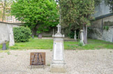 <center>Cimetière de Picpus.</center> Monument funéraire de la famille de Salm et emplacement des deux fosses communes.