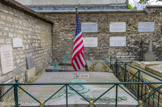 <center>Cimetière de Picpus.</center> Tombe du marquis de La Fayette.