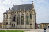 <center>Château de Vincennes. La Sainte Chapelle. </center>Charles V achève son projet de cité médiévale par la Sainte-Chapelle. Il en décide la construction en 1379, un an avant sa mort. Les élévations sont poursuivies par son fils Charles VI. Après une longue interruption, les travaux ne sont achevés qu'en 1552, par Henri Il. Comme les autres saintes-chapelles royales et princières, elle est conçue sur le modèle de la Sainte-Chapelle du palais de la Cité à Paris, fondée en 1244 par Saint Louis pour abriter les reliques de la Passion. Celle de Vincennes fut longtemps l'écrin d'un morceau de la croix et d'une épine de la couronne du Christ. Sa visite permet le découvrir l'harmonie de son architecture,l a richesse de son décor sculpté et de ses vitraux.