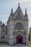 <center>Château de Vincennes. La Sainte Chapelle. </center>La façade est de style flamboyant : un gable surmonte la porte, et un plus grand s'élève au-dessus de la rose, tandis que le pignon est encadré par deux clochetons sculptés.