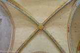 <center>Château de Vincennes</center> La chambre du roi. Quelques crochets encore en place dans les voûtes et des traces dans les murs montrent que la chambre du roi était, comme la salle du premier étage, intégralement lambrissée, de même que le petit oratoire ménagé dans l'épaisseur du mur nord du donjon, les murs et les voûtes de la tourelle sud-ouest.