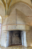 <center>Château de Vincennes</center> La chambre du roi. Sur le manteau de la cheminée, décoration faite par un prisonnier au XVIIIe.