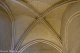 <center>Château de Vincennes</center> Le rez-de-chaussée, très remanié au XVIIIe siècle, possède un puits et une grande cheminée dans son mur nord, ce qui a conduit à y voir une cuisine. Pour de multiples raisons, cette utilisation est douteuse, ce niveau, vraisemblablement accessible seulement à partir du premier étage, ayant plutôt servi de réserve et de logement pour des proches ou des domestiques.