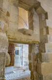 <center>Château de Vincennes</center> Le mur qui sépare l'espace a été rajouté en cours de chantier au Moyen Âge.