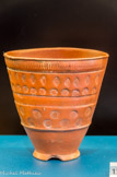 <center>Gobelet </center> Il est orné de losanges et d'étoiles. Céramique africaine A. Milieu du Ier - début du IIe s,