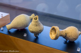 <center>Amphorisque</center> L'inscription peinte indique que cet objet contenait de l'asyntrophon ou ronce de mûrier. Céramique. Ier-IIe s.