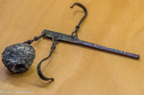 <center>Balance</center> Cette petite balance est composée d'un fléau gradué pourvu de deux crochets articulés et d'une fixation destinée à suspendre le plateau de pesée. Le poids est attaché à l'une des extrémités du fléau. Bronze (balance), plomb (poids). Ier- IIIe s.