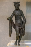 STATUETTE DE VENUS AU BAIN
Bronze. Pièce I, remblais des hypocaustes, site de la Verrerie (1983), Arles IIIe siècle. 
Cette statuette faisait sans doute partie du mobilier décoratif d'une maison de ville. Elle a été trouvée à proximité de fragments de socle en cristal de roche. Un petit