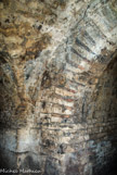 <center>Les cryptoportiques. </center> Claveaux de briques altrenant avec des claveaux de pierre dans une voûte d'arête de la galerie marchande du IVème siècle.