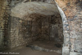 <center>Les cryptoportiques. </center> Seule la galerie nord, en raison de la pente du terrain, donnait de plain-pied sur une place adjacente, ancêtre de la place du Forum actuelle. Onze boutiques avaient été aménagées contre son mur extérieur.