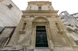 <center>Chapelle des Jésuites. </center>En 1648, les Jésuites dont le premier collège avaient été installé dans les ruines du Théâtre Antique, transférèrent leur établissement rue Balze, dans l'ancien palais Laval – Castellane (XVe siècle), aujourd'hui Muséon Arlaten. Une chapelle destinée aux élèves est construite sur le côté Est du bâtiment. Sa façade offre un bel ordonnancement classique.