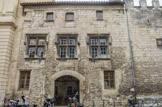 <center>Ancien municipe.</center> Depuis le Plan de la Cour, ce sont quatre édifices, et non un seul, qui témoignent de plusieurs siècles de pouvoir communal : le palais des Podestats, la maison commune,l’hôtel de ville, et le beffroi. Ici, la maison commune, ancêtre de l’hôtel de ville, édifiée par les consuls aux XVe siècle. Sa façade tranche avec la suivante, notamment par la présence de ses grandes fenêtres à linteaux et meneaux.