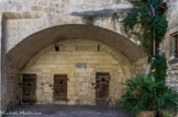 <center>Palais des Podestats </center> Dans la cour, on peut encore observer les anciens cachots de la prison. Ici ont été incarcérés les Arlésiens avant leur déportation vers les camps de la mort Nazis.