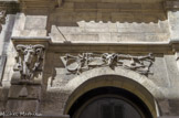 <center>La Grande Boucherie. </center> Le bâtiment donne sur la rue par trois grandes ouvertures en plein cintre, dans le style en usage à l’époque pour les halles commerciales. Le décor sculpté par Pons Dedieu représente des têtes de bœufs et de béliers, des cornes d’abondance et des outils de boucherie qui évoquent la fonction initiale de l’édifice.