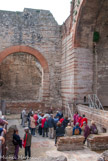 <center>Thermes de Constantin.</center>Le caldarium (salle chaude).
Ces thermes, construits au début du IVe siècle, lorsque l'empereur Constantin résidait à Arelate, en bordure du Rhône, ne représentent qu'un élément d'un vaste ensemble monumental qui s'étendait au Nord de la Cité, entre le Forum et les rives du fleuve.