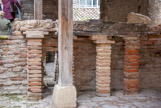 <center>Thermes de Constantin.</center>L'hypocauste est bien conservé : de ce sous-sol par où l'on chauffait les piscines, l'air chaud montait le long des murs grâce à des doubles parois encore bien visibles.