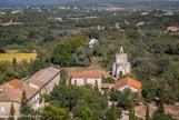 <center>La chapelle Sainte-Croix</center>La chapelle Sainte-Croix, située à l'est de la clôture, est une autre pièce maîtresse du roman provençal. Elle fut construite à la fin du XIIe siècle pour accueillir le pèlerinage appelé « Pardon de Montmajour » qui se déroulait le jour de la Sainte-Croix, le 3 mai, afin que les pèlerins n'aient plus à pénétrer dans la clôture monastique. Le cimetière des laïcs s'est développé tout autour. La chapelle Sainte-Croix, à plan tréflé, construite hors de la clôture monastique, est le sanctuaire le plus important de l'abbaye. Une relique insigne de la « Vraie Croix » y était vénérée tous les trois mai à l'occasion du pèlerinage ou «Pardon de Montmajour ».
