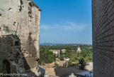 <center>La chapelle Sainte-Croix</center>Eglise reliquaire dédiée à la Crucifixion, cette chapelle inscrivait de fait dans le paysage une image du Saint-Sépulcre, le tombeau du Christ à Jérusalem. Elle était également l'église funéraire de la partie du cimetière réservée aux laïcs. L'édifice a été ainsi pourvu d'une lanterne des morts ou fanal et il est entouré de tombes d'adultes et d'enfants.