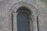 <center>Le chevet de l'abbatiale</center>L' archivolte moulurée des fenêtres se retourne en imposte et retombe sur de robustes colonnes avec bases à deux tores, portant des chapiteaux imités du corinthien.