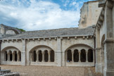 <center>Le cloitre.</center>Galerie Nord. Sur la façade de la galerie Nord, un panneau décoré de cannelures orne la partie supérieure de chaque contrefort. Cette ordonnance antiquisante rappelle bien entendu les pilastres du cloître d'Arles, mais elle exprime aussi le souci, très raffiné, de bien marquer la division verticale en étages de la composition.