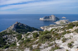 <center>Rocher des Goudes</center>La vigie, l'île Maïre, Tiboulen, le cap Croisette. Derrière Maîre, le phare de Planier.