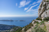 <center>Rocher St Michel.</center>Iles de Jaîre et de Jarron. A gauche, l'île Moyade.