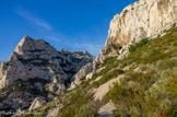 <center>Grotte de l'ermite</center>Tête du trou du Chat à gauche, le rocher de St Michel à droite, avec la grotte de l'ermite.