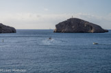 <center>Le sentier du cap Croisette. </center>Tiboulen vu du cap Croisette et le phare de Planier