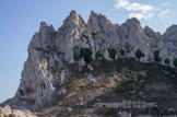 <center>L'île Maïre.</center>Les restes d'une construction datant de l'époque où les ressources minérales de l'île étaient exploitées. On appelle aussi ce bâtiment le « cabanon des douanes », qui a servi de caserne durant le XIXe.