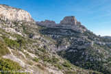 <center>Sentier rouge du CAF.</center>Le Roc Saint Michel avec ses grottes, les Lames et le rocher des Goudes.