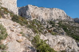 <center>Sentier rouge du CAF.</center>Le Roc Saint Michel avec ses grottes.