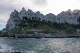 <center>L'île Maïre.</center>Mesurant 990 mètres d'est en ouest et 540 mètres du nord au sud, l'île Maïre culmine néanmoins à 138 mètres d'altitude. Elle est totalement inhabitée. Tout autour de l'île, des observatoires, en ruines, rappellent l'importance stratégique de sa position, au sud de la baie de Marseille et à l'est du golfe du Lion. Maïre n'est séparée du continent que par une étroite passe d'environ 80 mètres  (Passage des Croisettes), dont le franchissement par les barques de pêcheurs ou de plaisanciers est délicat en raison de courants importants et de vagues mauvaises en cas de vent.