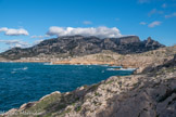 <center>Le sentier du cap Croisette. </center>Le massif de Marseilleveyre : Beouveyre, le sommet de Marseilleveyre, le Trou du Chat, le Roc Saint Michel, le rocher des Goudes.