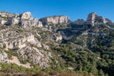<center>Sentier rouge du CAF.</center>La Tête du Trou du Chat, le Roc de Saint Michel, les Lames, le rocher des Goudes.