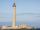 <center>Île de Planier.</center>La tour est une colonne dorique en pierre de taille dont la hauteur dépasse 66 m. Elle fut équipée à l'origine d'un radiophare d'une portée de 185 km et d'une sirène à trois cornets, tous deux mis hors service depuis. Au sol, sont réalisés des logements pour les gardiens ainsi que des locaux techniques. En 1992, le phare est rendu autonome par l'installation de panneaux photovoltaïques, et les deux postes de gardiens sont supprimées. Les bâtiments inscrits aux Monuments Historiques sont aujourd’hui interdits d’accès.