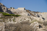 <center>Fort Ratonneau.</center>Construit au XVIe siècle et fortifié sous Napoléon, le fort de Ratonneau servait pendant la seconde guerre mondiale de lieux de stockage de munitions. De loin ce que l'on prend, à droite, pour des croix n'est pas un  cimetière, mais des piliers en béton, élevés par les Allemands pour la construction d'un bâtiment de plusieurs étages. Suite aux bombardements des alliés, le chantier fut abandonné, ne laissant que ces piliers en forme de croix.