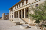 <center>Hôpital Caroline.</center>Pavillon des convalescents. La loggia centrale permettait aux convalescent de se soleiller et de profiter de l'air.
Les travaux de restauration est le fait de l'association Acta Vista. Grâce à ses chantiers de formation aux métiers du patrimoine Acta Vista assure la qualification et l'insertion durable de personnes éloignées de l'emploi et la valorisation du patrimoine historique et culturel français. Taille de pierre, maçonnerie du bâti ancien, couverture – zinguerie, charpente et menuiserie sont autant de savoir-faire déployé par ses équipes de compagnons sur différents sites prestigieux. Chacun d'entre eux a été sélectionné pour qualifier les personnes qu'Acta Vista aura embauché. C'est cette même association qui  restaure le fort d'Entrecasteaux.