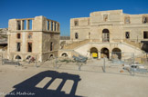 <center>Hôpital Caroline.</center>A gauche, en ruine, le deuxième bâtiment des convalescents et, à droite, en retrait, la capitainerie.