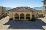 <center>Hôpital Caroline.</center>Pavillon des bains et buanderie. On ignorait à l’époque le mode de transmission de la maladie et les médecins se partageaient entre  les contagionnistes et les anticontagionnistes (Clot Bey et Brosset étaient contre la contagion). Les débats ne seront définitivement clos qu’en 1881 lorsqu’un médecin cubain, le docteur Carlos Finlay confirmera le rôle du moustique comme agent de transmission de la fièvre jaune. Vers 1920, on reconnait le bacille de la fièvre jaune et en 1927, on met au point le premier vaccin.