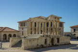 <center>Hôpital Caroline.</center>Au centre, une grande cour carrée où séjournent les malades, de 90 mètres de côté, avec la chapelle construite, en pierre de Fontvieille, pour être vue de tout l'établissement. Son architecture néo-classique répond alors au désir de certains de retrouver les origines antiques de Marseille. Au rez-de-chaussée se trouve une salle de distribution des médicaments. Derrière la chapelle, un des pavillons des malades.