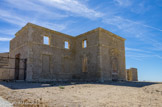 <center>Hôpital Caroline.</center>Pavillon des intendants avec l'entrée pour les marchandises, le personnel administratif et les visiteurs qui arrivaient par la calanque de St Estève.