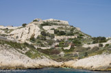 <center>Fort Ratonneau.</center>Vu de la calanque Saint Estève.