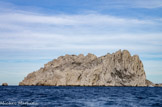 <center>Île Maïre.</center>Sur le 3ème pic à droite, le poste de télémétrie construit par la marine nationale.