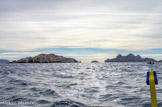 <center>Île du Riou.</center>Riou est la plus grande île de l'archipel du même nom couvrant 158 ha et comprenant : l'île Jarre, l'île Jarron, l'île Calseraigne (ou Île Plane), l'île Maïre et l'île Tiboulen de Maïre, l'île Moyade et les Moyadons. Plusieurs îlots et rochers : le Petit et le Grand Congloué, Esteou, les Impériaux, les Pharillons. A gauche l'île de Jarron, puis le grand Congloué et l'île du Riou.