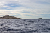 <center>Île du Riou.</center>A droite, l'île Moyade.