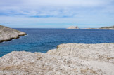 <center>Île du Riou.</center>Au fond, l'île Maïre.