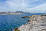 <center>Île du Riou.</center>L'île Plane au large, cirque de Coulon, Tête de l'Homme, le massif du Puget,la Grande Candelle, las falaises du Devenson, le plareau de Castelvieil, la cap Canaille.