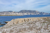 <center>Île du Riou.</center>A partir de 1850, le toboggan en pierre sèche permettait de déverser directement le sable extrait à Riou dans des tartanes (bateaux à voile du siècle dernier) à destination du Vieux-Port pour le pavage des rues.